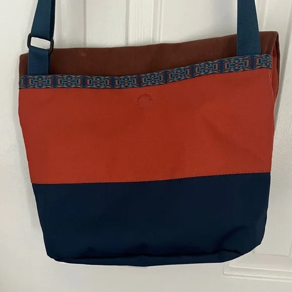 KAVU Tri-Color Crossbody Bag - Brown, Orange, and Blue - Picture 4 of 5